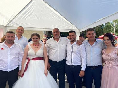 Бойко Борисов на сватба във варненско село: "Т'ва е България - хора, ръченици..."