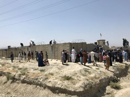 Разказ на един българин от Афганистан: Как 2 км до летището в Кабул се изминават за 7 часа