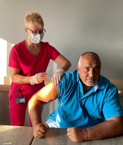 Борисов си постави втора доза от Moderna и призова хората да се ваксинират