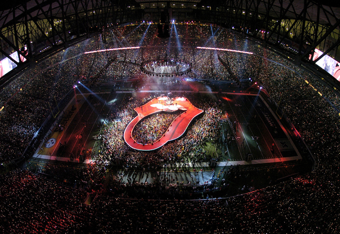 <p>Уотс продължава да свири в Rolling Stones през 90-те години и началото на новия век, и групата запазва натоварения си график. От това време датират и две знакови техни участия. Първото е в полувремето на Супербоул през 2006 г., а второто е концертът им пред един милион зрители на плажа в Копакабана в Бразилия. През 2013 г., за да отбележи 50-годишнината си, групата оглавява за първи път известния музикален фестивал в Гластънбъри.</p>