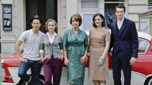 <p><strong>Ку'дамм 56 – бунтовник без кауза</strong></p>
<p><strong>HBO GO: 02.09</strong></p>
<p>1956 г. - Моника Шолак е изхвърлена от училището си по мениджмънт заради непристойно поведениe. Засрамена, тя се завръща в Берлин при майка си Катерина и сестрите си Хелга и Ева.</p>
<p>Катерина Шолак ръководи реномираното училище по танци „Галант“. Съпругът й и баща на момичетата е изчезнал през 1944 г., но близкият приятел на семейството Фриц Асман помага на Катерина с училището и в живота. За нея провалът на Моника е поредното доказателство за липсата на талант на дъщеря й. Тя възлага надеждите си на Хелга, която скоро ще се омъжи за обещаващия окръжен прокурор Волфганг фон Боост, както и на Ева, която флиртува с професор Фасбендер в неврологичната клиника, в която работи като сестра.</p>
<p>В германската телевизионна трилогия участват Клаудия Микелсен, Соня Герхард, Мария Енрих, Емилия Шуле, Хейно Ферх.</p>
