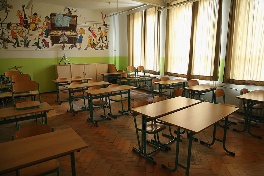 Само за матурите: Учениците от 7 и 12 клас няма да се връщат в училище