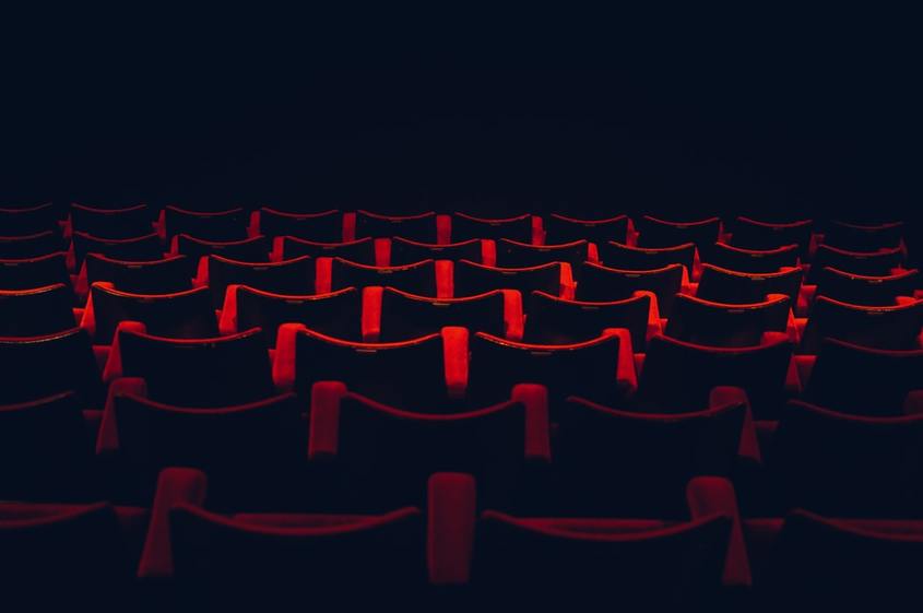 На кино и театър може, но само до 250 човека и през седалка