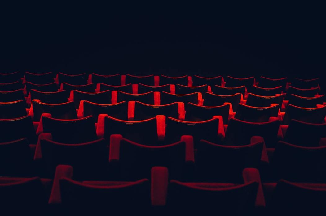 На кино и театър може, но само до 250 човека и през седалка