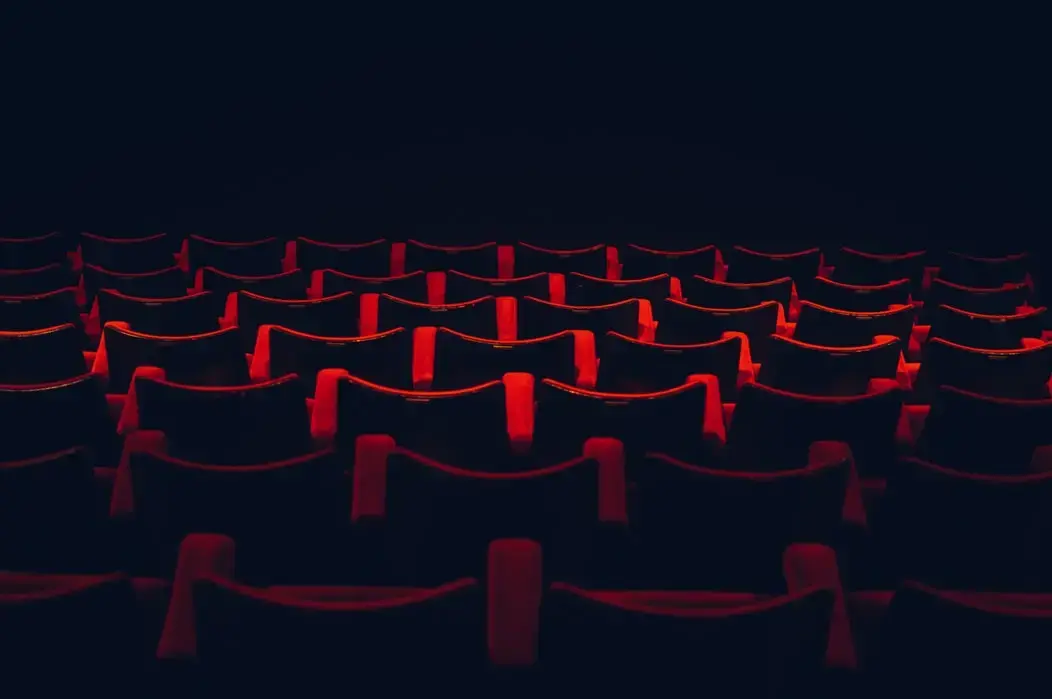 На кино и театър може, но само до 250 човека и през седалка