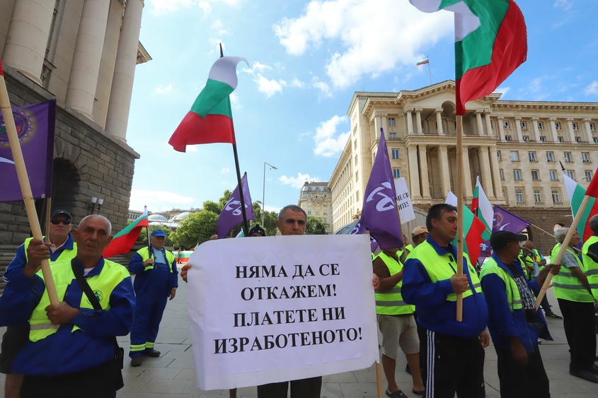 Пътните строители поискаха оставката на Комитова и се преместиха пред Министерски съвет