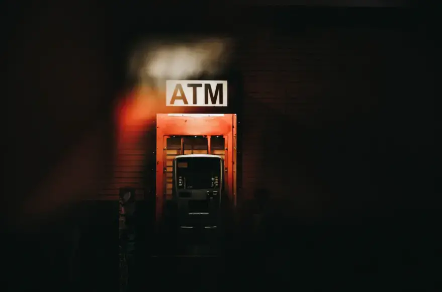 Тегленето от банкомат става все по-скъпо, клиенти на банки ще плащат и 0,12 лв. за Viber съобщения