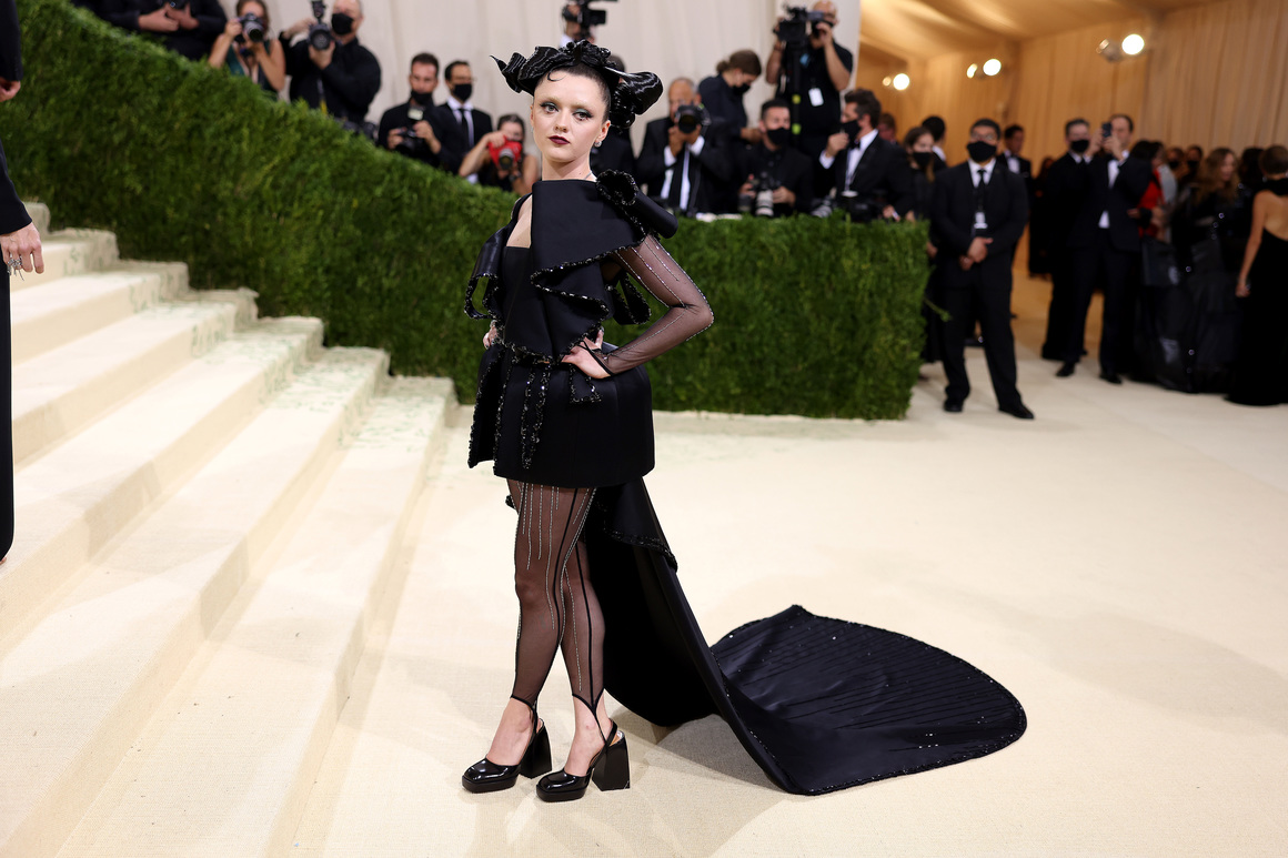 <p><strong>Мейзи Уилямс</strong> е неузнаваема на Met Gala 2021 - актрисата от GoT е създала сама роклята си.</p>