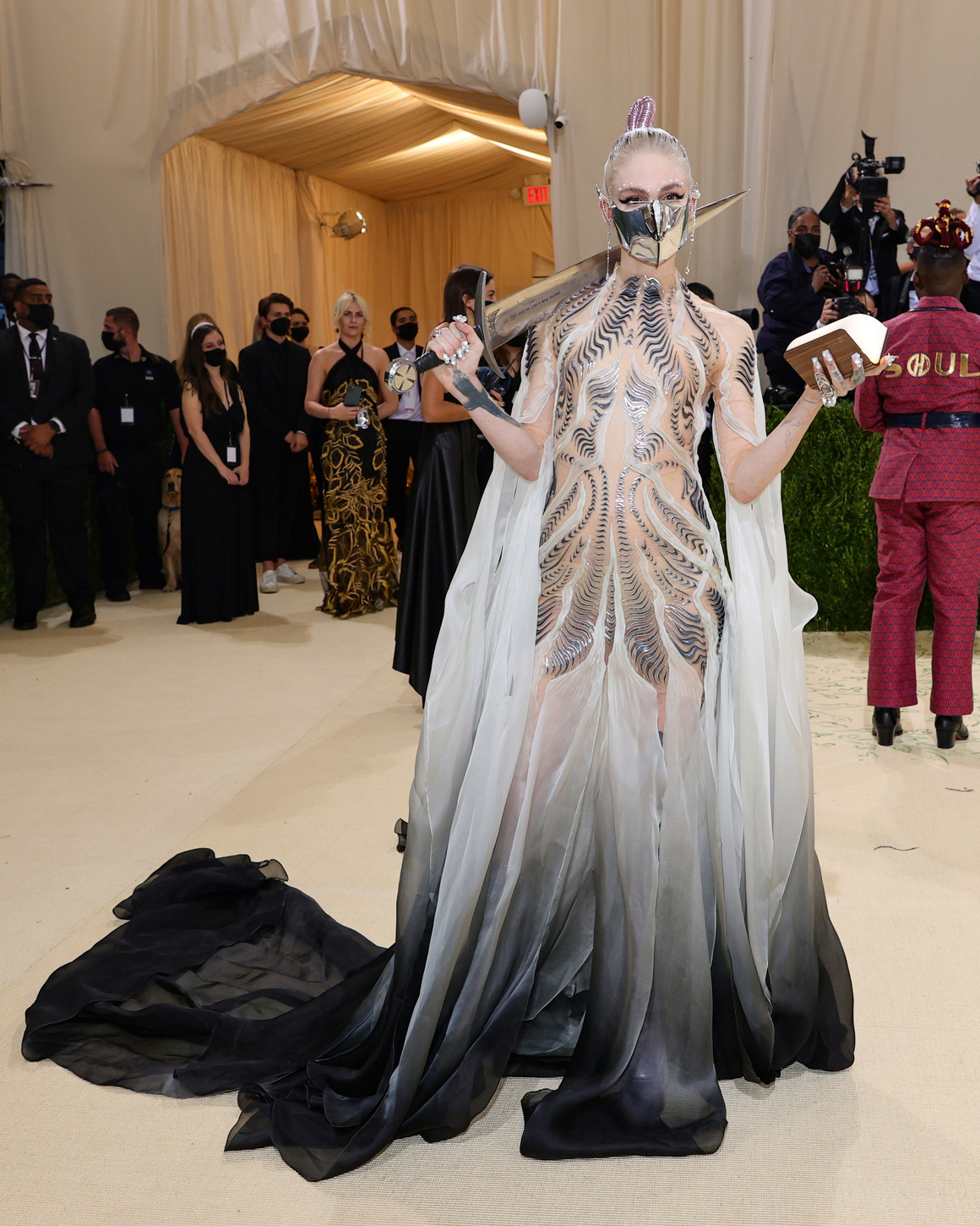 <p>През 2018 г. именно на Met Gala Илон Мъск представи <strong>Граймс </strong>за първи път като своя приятелка. Сега певицата се завръща в костюм, вдъхновен от фантастичната естетика на Dune. </p>