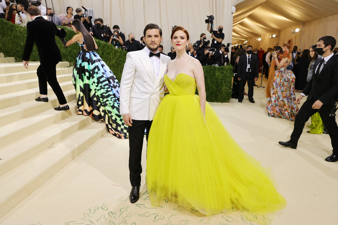 <p>Game of Thrones на Met Gala - <strong>Кит Харингтън</strong> и съпругата му <strong>Роуз Лесли</strong> пристигат на събитието</p>