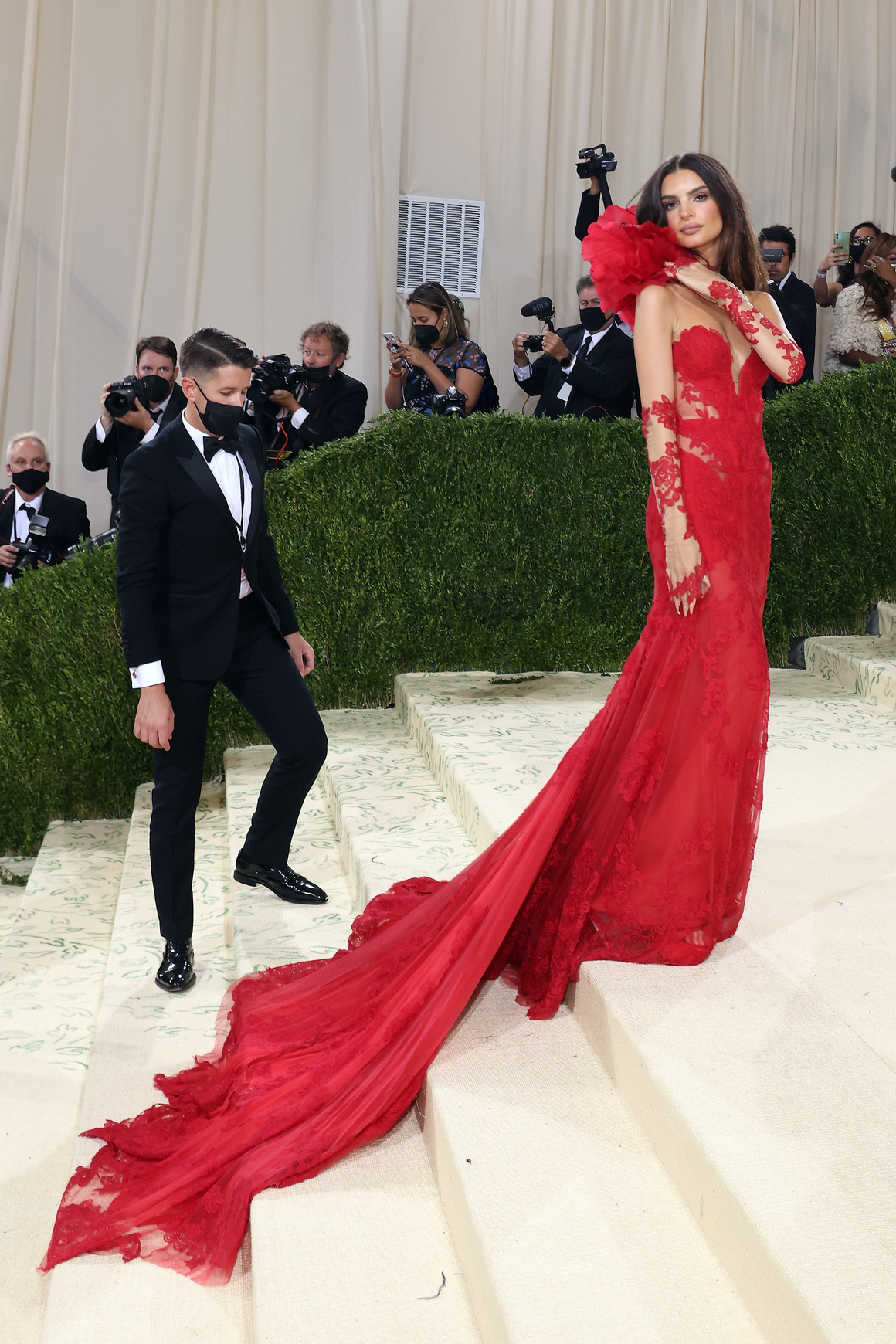 <p><strong>Емили Ратайковски</strong> е в червена рокля с дантели на Vera Wang. </p>