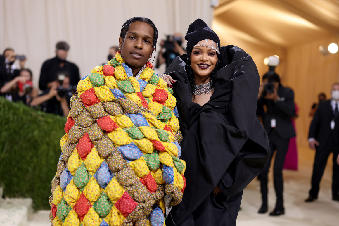 <p><strong>Риана </strong>e облечена в Balenciaga Couture и носи бижута Maria Tash. <strong>A$AP Rocky</strong> беше "опакован" в гигантско наметало на дизайнера Илай Ръсел Линец (ERL), напомнящо на традиционните американски шити одеялa. Под него рапърът показа елегантен костюм в черно и бяло. </p>