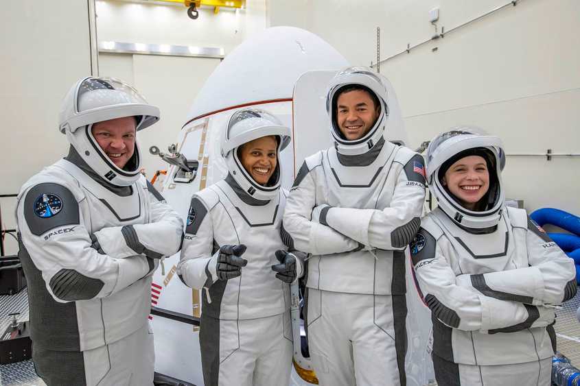 Три дни в орбита с капсулата Dragon: Необикновените участници в новата мисия на SpaceX