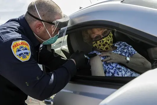 Лекарите, които разпространяват лъжи за ваксините в САЩ, рискуват да останат без лиценз