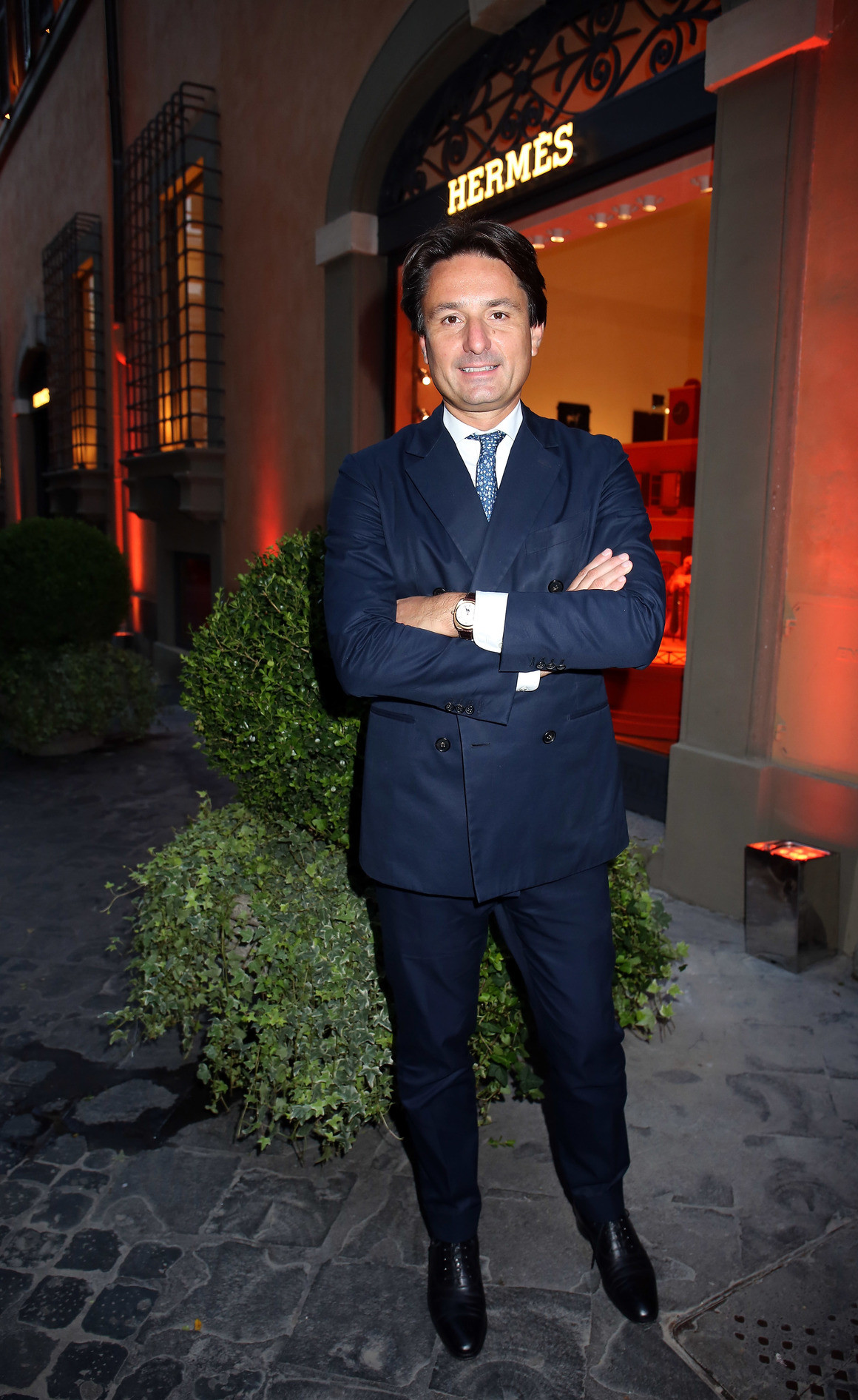 <p>Името <strong>Hermès </strong>e легенда в индустрията на луксозните продукти, а бизнесът все още е под контрола на наследниците на основателя Тиери Ермес. Артистичният директор на модната компания е Пиер-Алексис Дюма, а неговият братовчед <strong>Аксел Дюма</strong> (на снимката) е главен изпълнителен директор на Hermès. Общото състояние на семейството е 111,6 млрд. долара. </p>