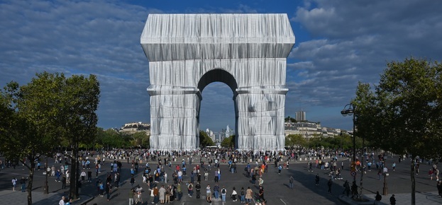 Макрон откри опакованата Триумфална арка по проект на Кристо: Сбъдна се една 60-годишна мечта