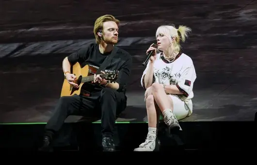 Били Айлиш променя модата - пуска нови "веган кецове" в партньорство с Nike