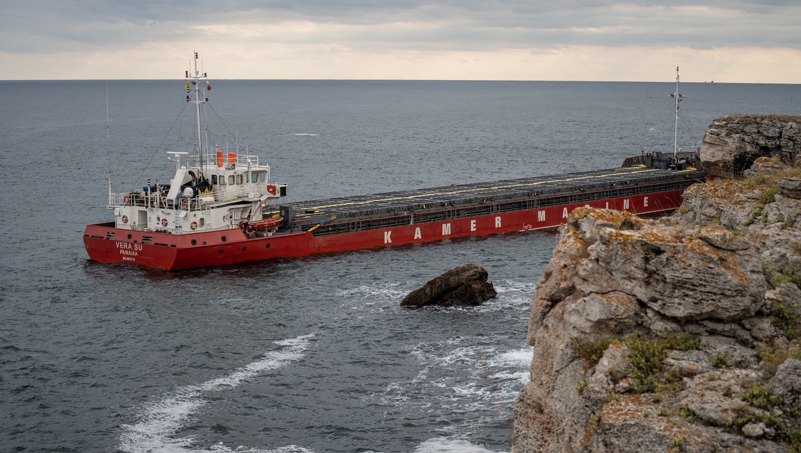 Държавата започва незабавни действия по освобождаване на заседналия кораб край Камен бряг (видео)