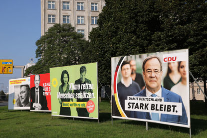 Сутрешни новини: Германия гласува кой ще наследи Меркел; Усик победи Джошуа за 3 световни титли в бокса