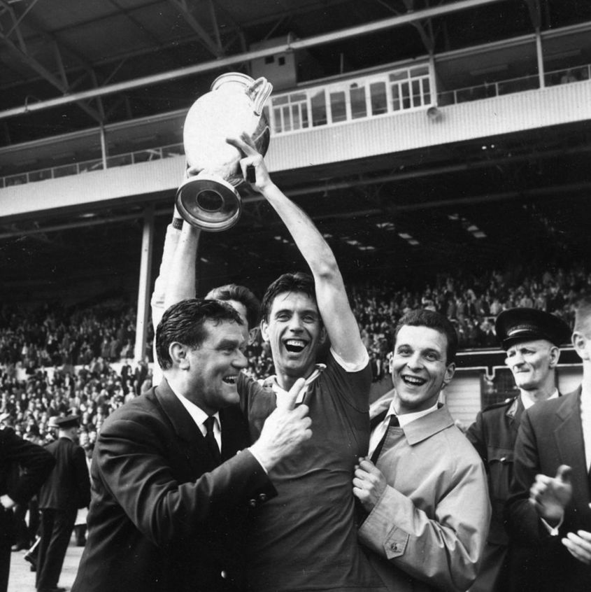 Чезаре и Паоло са единствените баща и син, вдигали Купата на европейските шампиони или Шампионската лига с екипа на един отбор. И двамата го правят като капитани на „Милан“. Първият от династията Малдини отвежда съотборниците си до трофея през 1963 г., когато „росонерите“ побеждават „Бенфика“ с 2:1.