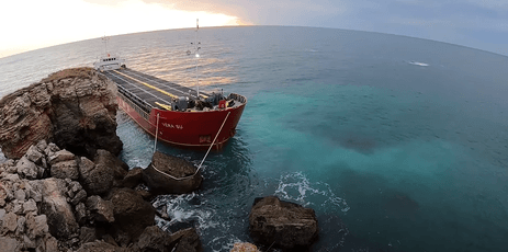 Заседналият кораб край Яйлата: Обезопасяването започна седмица след инцидента, водата вече е замърсена 