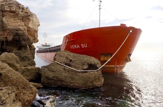 Заседналият кораб Vera SU: Не се налага евакуация на 9-членния екипаж