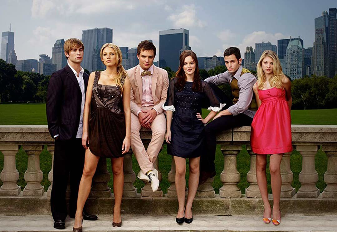 <p><strong>Клюкарката I-VI (Gossip Girl I-VI) - премиера на 26 октомври</strong></p>
<p>„Клюкарката“ е за живота на привилегирована група гимназисти в Манхатън. Учениците научават, че Серина ван дер Удсън – най-известното парти момиче в горен Ийст Сайд, отново е в града. Научават го по начина, по който научават най-важните новини в живота си – от блога на Клюкарката, която знае всичко.</p>
<p>Никой не знае коя е тя, но всеки в този объркан порочен кръг разчита на уебсайта и текстовите й съобщения, за да научава най-новото. Дори най-близката приятелка на Серина Блеър Уолдорф с изненада научава, че Серина е прекъснала самоналоженото си изгнание в интернат и се е върнала в Манхатън.</p>
<p>Да проследиш променящите се приятелства, завист и интриги в този богат свят, не е лесно, но Клюкарката се справя с това чудесно.</p>