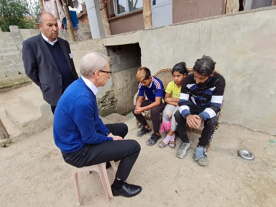 Проф. Денков лично убеди ромско семейство да върне децата си на училище