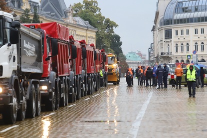 Сутрешни новини: Пътни строители блокират София с тежка техника; Нови регионални мерки срещу Covid-19