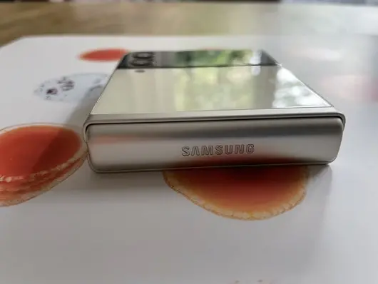 Galaxy Flip3 5G - смартфонът, който сгъваш, когато не ползваш