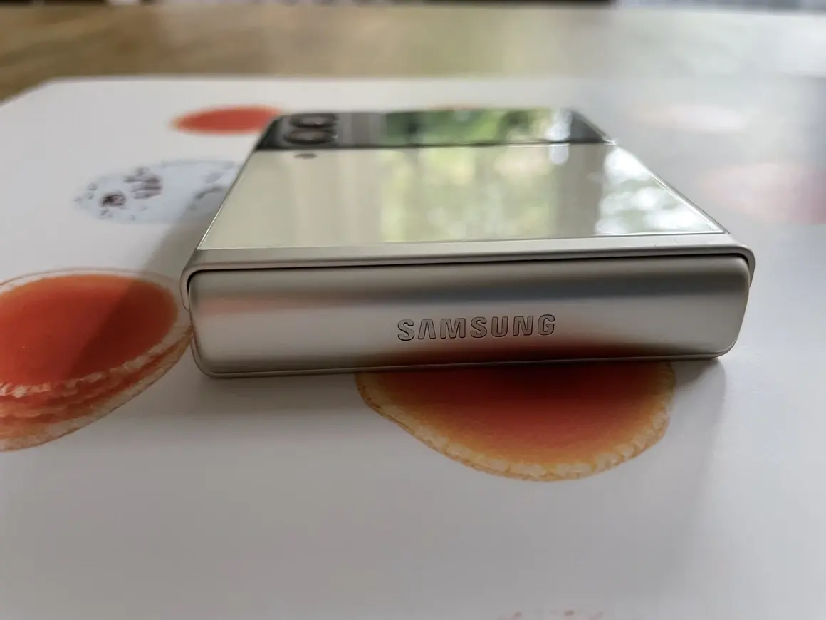 Galaxy Flip3 5G - смартфонът, който сгъваш, когато не ползваш