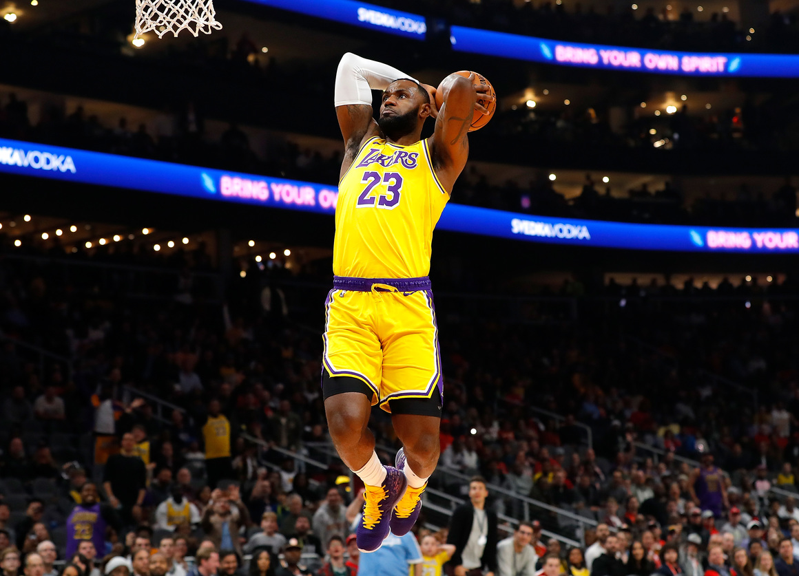 <p><strong>1. ЛеБрон Джеймс – 111,2 млн. долара</strong></p>
<p>NBA е най-гледаният и комерсиален баскетболен шампионат на планетата, в който големите звезди печелят десетки милиони долари всяка година. ЛеБрон Джеймс е доказателство, че големи пари не се правят само на паркета, а и от работа със спонсорите отвъд Океана.</p>
<p>36-годишната жива легенда започва 19-ия си сезон на най-високо ниво като лидер сред най-скъпоплатените баскетболисти в света. Класацията на Forbes за 2021/2022 показва, че 4-кратният шампион води за осма поредна година.</p>
<p>Този сезон „Кралят“ ще вземе 41,2 млн. долара заплата от „Лос Анджелис Лейкърс“, а към тях ще добави почти двойно повече – 70 млн. – от реклами и спонсорски договори. Така ЛеБрон чупи собствения си рекорд от общо 96,5 млн., заработени в 12-те месеца преди май 2021 г. Джеймс вече премина границата от 1 милиард долара, спечелени по време на кариерата си (преди данъци и такси). </p>
<p>Той 4 пъти е бил MVP на финалите, 4 пъти в редовния сезон и е участвал в 17 „Мача на звездите“. Трети е по брой отбелязани точки в NBA в цялата история и продължава да е на най-високо ниво.</p>
<p>Впечатляващо е бизнес портфолиото на „Краля“ – договорът с Nike му носи по 32 млн. долара на година. Наскоро той се присъедини към екипа на Fortnite и към фитнес компанията Tonal като инвеститор и посланик, има акции и в английския футболен „Ливърпул“. Джеймс държи контролния пакет в SpringHill Company – медийна компания, продуцираща игрални и документални филми. В един от тях – „Космически забивки“ 2 от 2021 - участва самият баскетболист.</p>