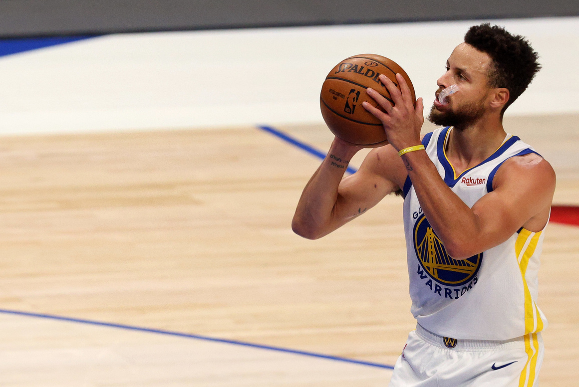 <p><strong>2. Стеф Къри - 92,8 млн. долара</strong></p>
<p>Нито един играч в NBA не взима повече от заплати в сравнение с гарда на „Голдън Стейт“ Стеф Къри – и то още преди четиригодишното удължаване на договора му за общо 215 млн. да влезе в сила. </p>
<p>33-годишният трикратен шампион, определян за най-добър стрелец в историята, ще спечели 45,8 млн. долара от възнаграждения този сезон и ще добави още 47 млн. от спонсорски договори.</p>
<p>Гардът има контракт с Under Armour, който му носи по 20 млн. долара на година, а през декември създаде своя собствена марка спортни стоки. Миналия месец обяви голяма сделка с платформата за криптовалути FTX, притежава и собствена продуцентска компания – Unanimous Media.</p>