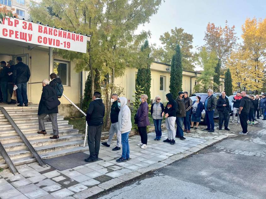 Oпашка за ваксини срещу Covid-19 в София и Пловдив