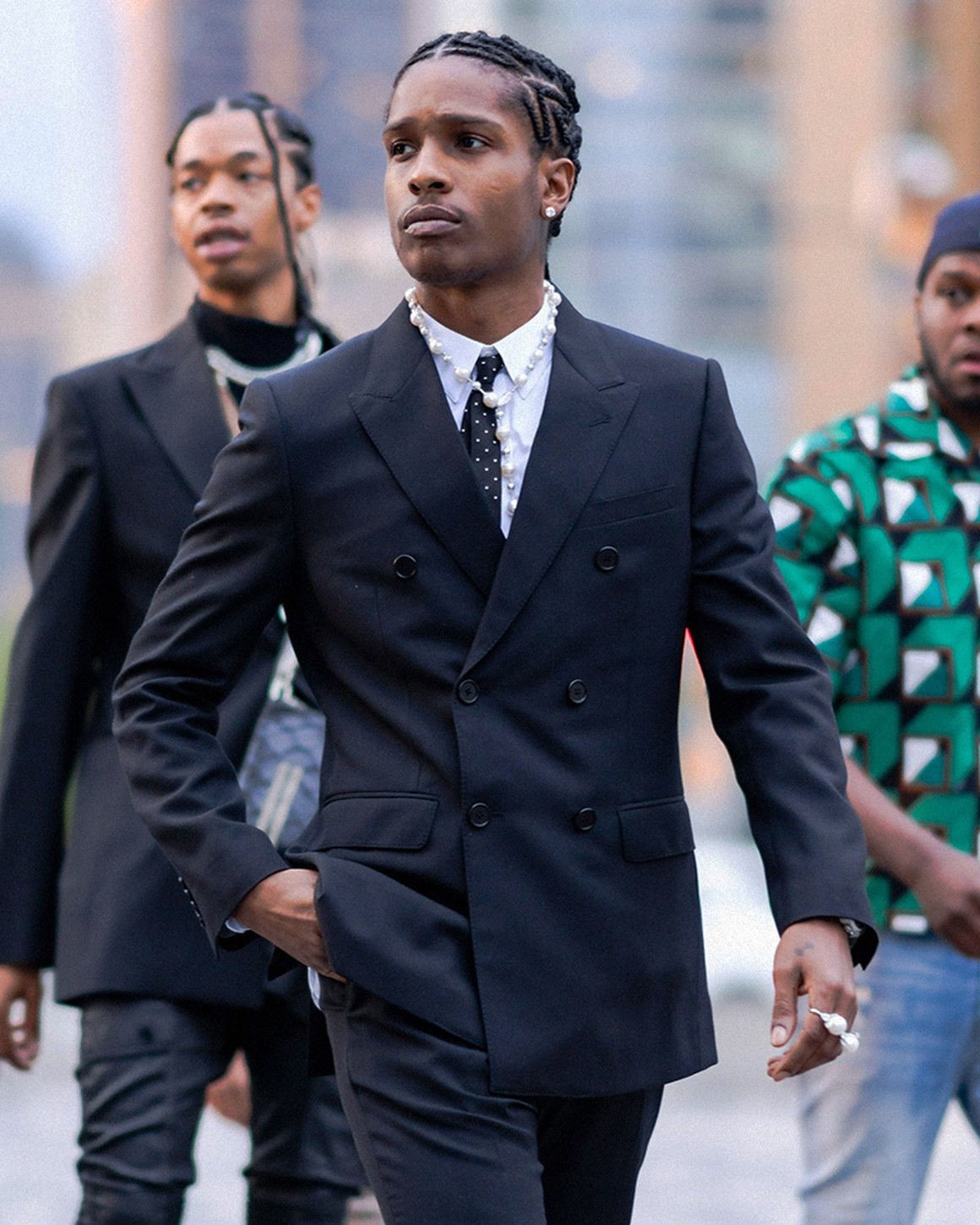 <p>A$AP Rocky започна да носи класическото бижу през 2019 г. и оттогава постоянно ги поддържа като част от модния си арсенал. Носи перли дори и с костюм и вратовръзка, при това в комплект с доста внушителни пръстени към тях.</p>