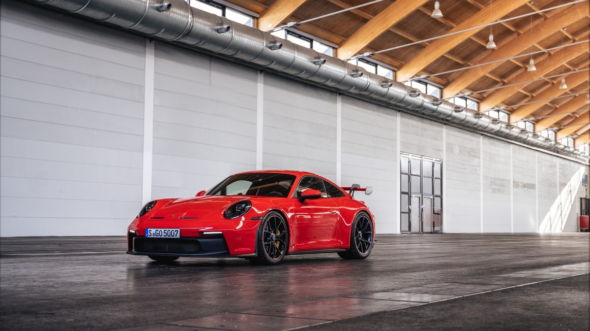<p>Porsche 911 GT3 е вторият автомобил с двигател с вътрешно горене сред наградените. Той носи отличието в категорията Performance.</p>