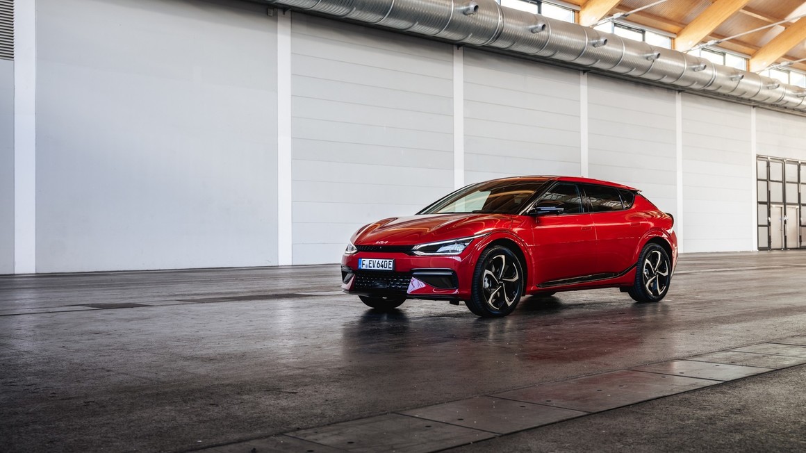 <p>Сред премиум моделите журито отличава Kia EV6. В тази категория влизат автомобили с цена до 50,000 евро за базова версия.</p>