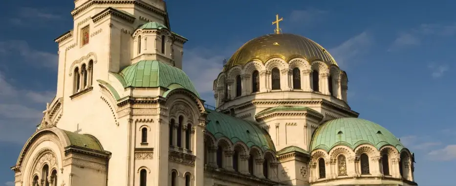 Литургиите у нас продължават, а католическият свят ги отмени