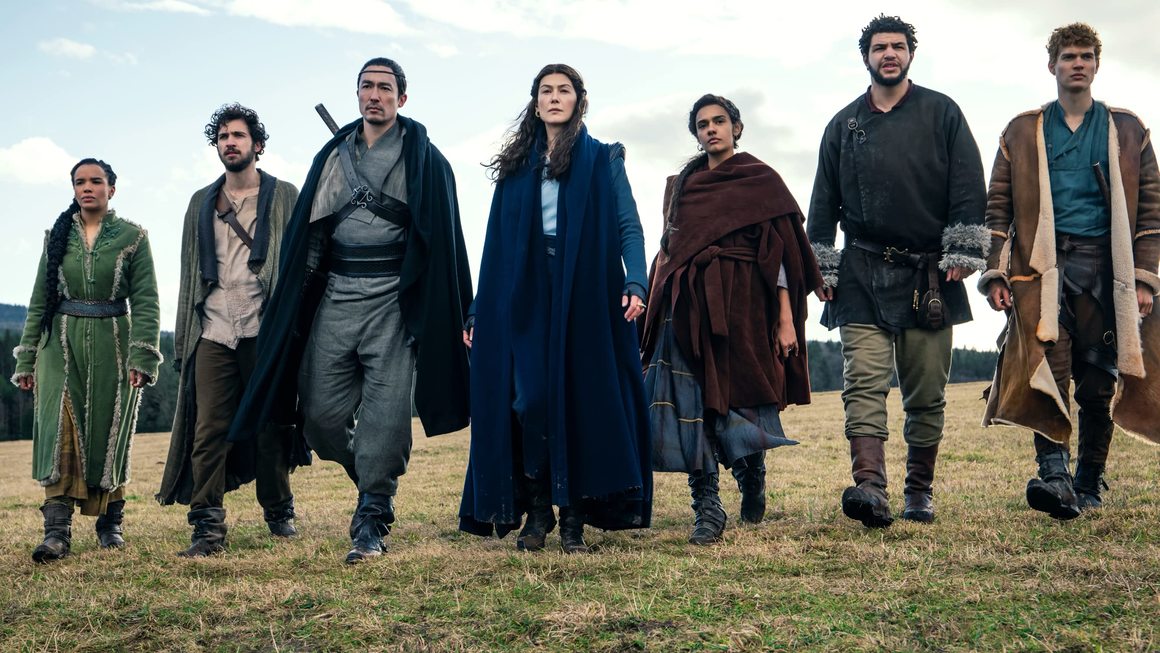 <p><strong>The Wheel Of Time - сезон 1, Amazon Prime Video</strong></p>
<p>Това е една от най-очакваните премиери на годината - адаптацията по фентъзи поредицата на Робърт Джордан "Колелото на времето". Розамунд Пайк влиза в главната роля като Моарейн Дамодред - магьосница с извънредни способности, която тръгва на мисия да открие последния Дракон. Легендата гласи, че Драконът може да спаси света или да го унищожи. Премиерата е насрочена за 19 ноември.</p>