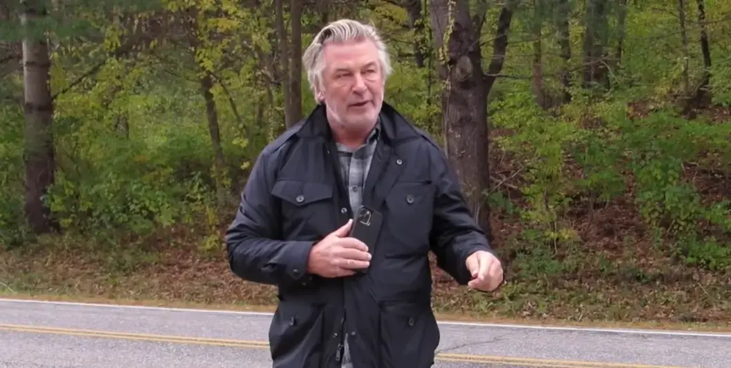 Папараци спряха Алек Болдуин на пътя и го принудиха да говори за фаталния инцидент