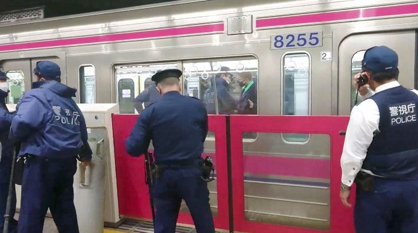 Мъж в костюм на Жокера рани 17 души в метрото в Токио