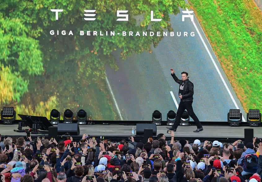 Илон Мъск спешно търси нов шеф на Twitter, докато Tesla не спира да губи пари