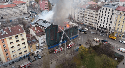 Огромен пожар в сградата на кино "Възраждане" и "Син Сити" в центъра на София
