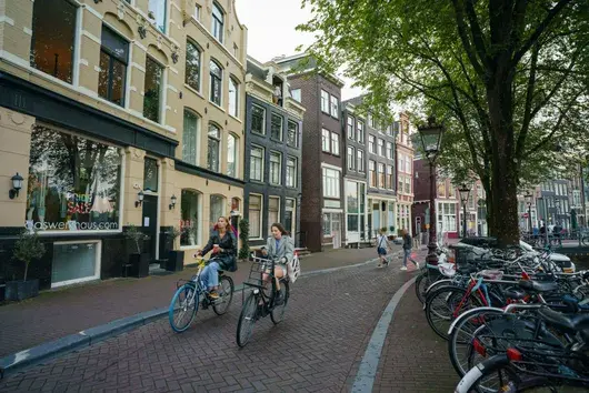 Нидерландия налага частичен локдаун, въпреки че близо 70% от населението е ваксинирано