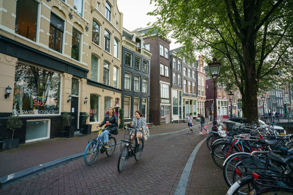 Нидерландия налага частичен локдаун, въпреки че близо 70% от населението е ваксинирано