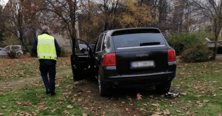 Пловдив: Шофьор с "Порше Кайен" събори дърво върху 3-ма души и избяга