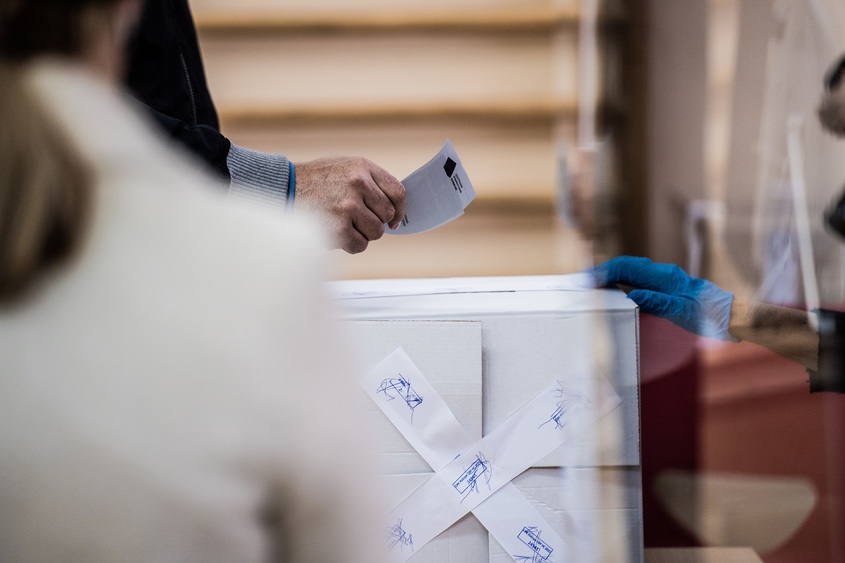 Изборният ден на живо: Румен Радев обясни ниската активност със "съкрушителната победа от 1 тур"