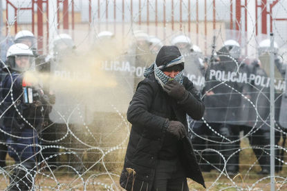 Камъни срещу сълзотворен газ: Кризата на полско-белоруската граница ескалира