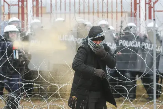 Камъни срещу сълзотворен газ: Кризата на полско-белоруската граница ескалира