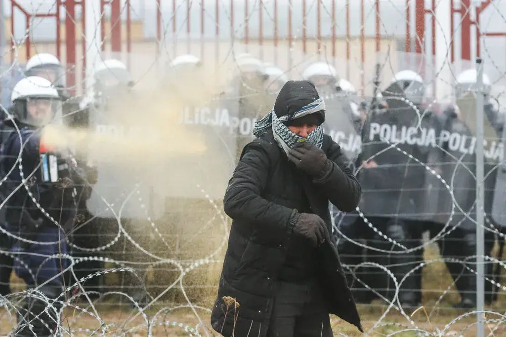 Камъни срещу сълзотворен газ: Кризата на полско-белоруската граница ескалира
